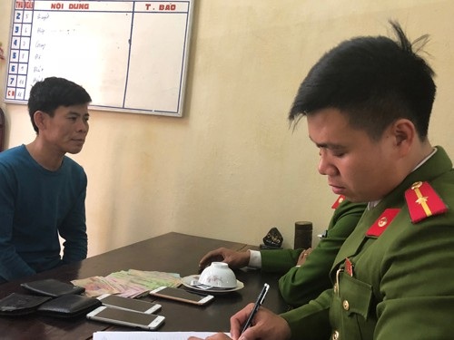 Liên tục bị bắt vì đánh bạc vẫn “ngựa quen đường cũ” - 1 Đối tượng Tỉnh cùng tang vật tại cơ quan CSĐT