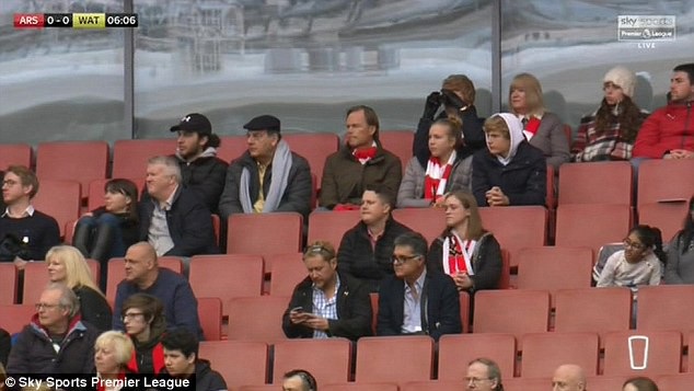 SVĐ Emirates vắng vẻ lạ lùng, Arsenal chạnh lòng - 1 SVĐ Emirates có quá nhiều chỗ trống trong trận đấu với Watford
