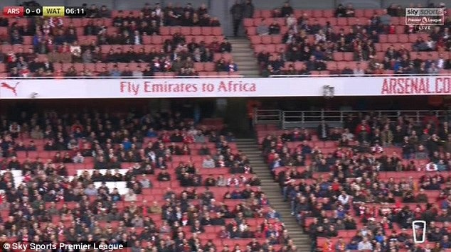 SVĐ Emirates vắng vẻ lạ lùng, Arsenal chạnh lòng - 2 CĐV Arsenal không tới sân để gây sức ép BLĐ đội bóng trong việc sa thải HLV Wenger