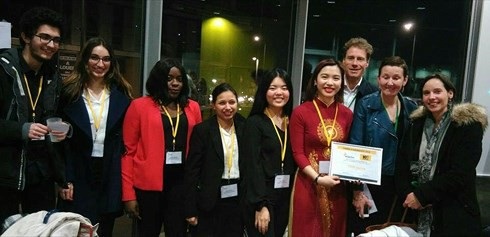 
Dương Nguyễn Mai Linh (cô gái mặc áo dài Việt Nam) và nhóm của mình trong buổi trình bày dự án.
