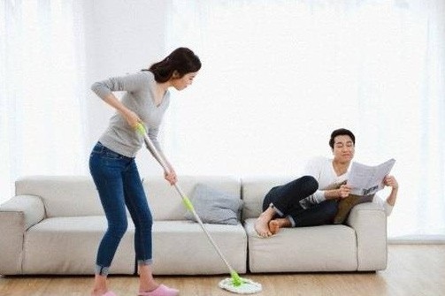 Ứa nước mắt khi chồng kệ vợ làm mọi việc - 1 Ảnh minh họa
