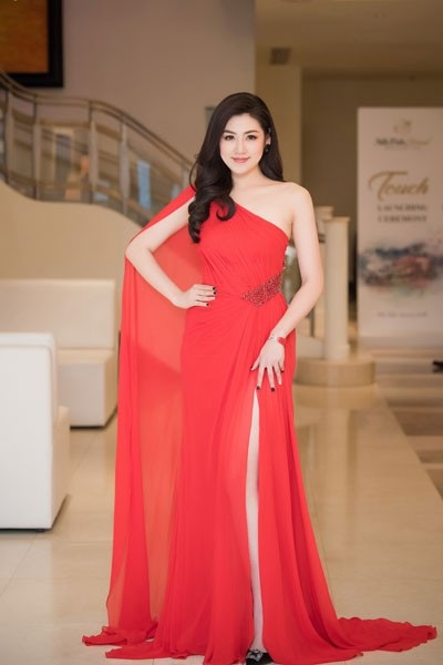 Á hậu Tú Anh diện đầm xéo vai khoe da trắng nõn - 1 Á hậu Tú Anh diện đầm xéo vai khoe da trắng nõn - 1