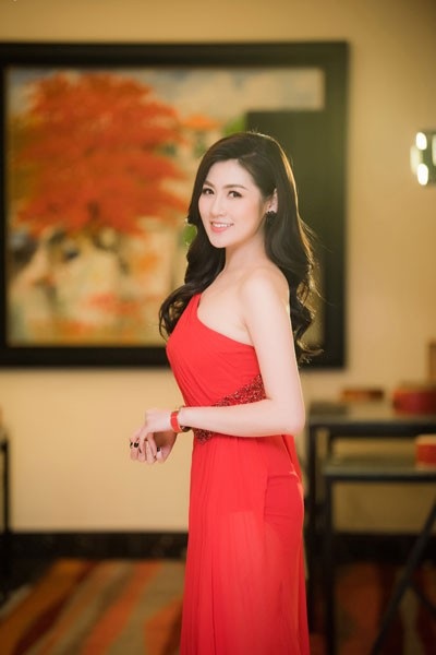 Á hậu Tú Anh diện đầm xéo vai khoe da trắng nõn - 5 Á hậu Tú Anh diện đầm xéo vai khoe da trắng nõn - 5