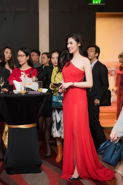 Á hậu Tú Anh diện đầm xéo vai khoe da trắng nõn - 6 Á hậu Tú Anh diện đầm xéo vai khoe da trắng nõn - 6