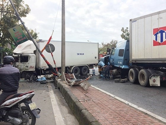 Sau cú va chạm cực mạnh, xe container tông ô tô tải bẹp dúm - 1 Sau cú va chạm cực mạnh, xe container tông ô tô tải bẹp dúm - 1