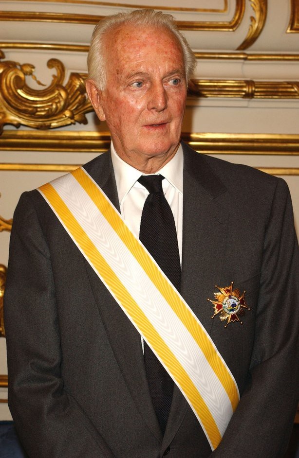 Nhà thiết kế lừng danh Hubert de Givenchy qua đời - 8
Givenchy tuyên bố về hưu vào năm 1995. Lúc tuổi già, ông sống tại lâu đài xa hoa Château du Jonchet ở Pháp. Nhà thiết kế đình đám thế giới ra đi trong yên bình, để lại nhiều tiếc thương cho những người yêu thời trang trên toàn thế giới.