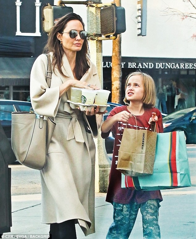 Angelina Jolie thanh lịch cùng con ra phố - Ảnh 2. Angelina Jolie thanh lịch cùng con ra phố - Ảnh 2.