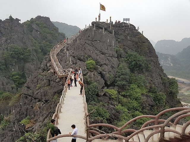 “Công trình khủng trong di sản Tràng An làm mất uy tín với UNESCO” - 1 Công trình khủng do Công ty CP Du lịch Tràng An xây dựng không phép trong vùng lõi di sản thế giới Tràng An. Ảnh: Thái Bá