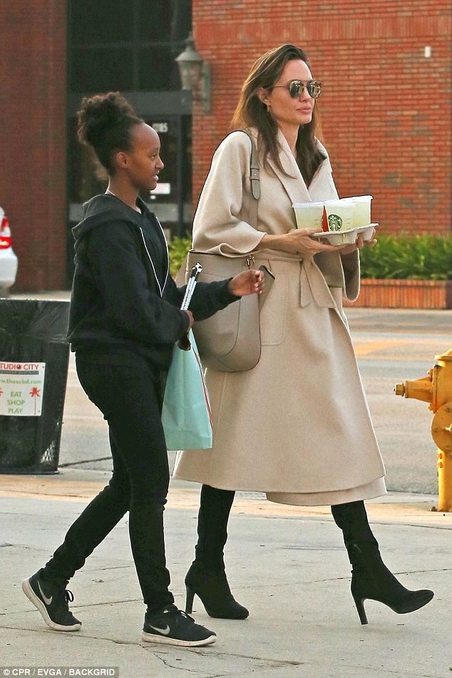 Angelina Jolie thanh lịch cùng con ra phố - Ảnh 3. Angelina Jolie thanh lịch cùng con ra phố - Ảnh 3.