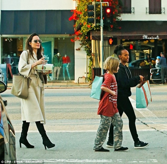 Angelina Jolie thanh lịch cùng con ra phố - Ảnh 4. Angelina Jolie thanh lịch cùng con ra phố - Ảnh 4.