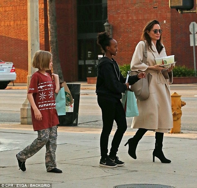 Angelina Jolie thanh lịch cùng con ra phố - Ảnh 5. Angelina Jolie thanh lịch cùng con ra phố - Ảnh 5.