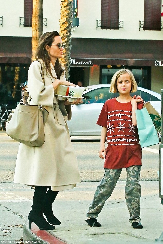 Angelina Jolie thanh lịch cùng con ra phố - Ảnh 6. Angelina Jolie thanh lịch cùng con ra phố - Ảnh 6.
