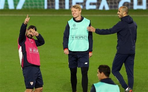 MU - Sevilla: "Đấu súng" chọn giấc mơ - 2
Sevilla tập làm quen với sân Old Trafford trước trận lượt về vòng 1/8 Champions League