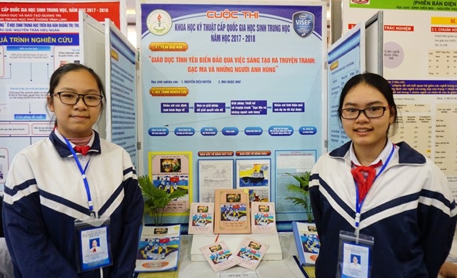 Cuốn truyện tranh đặc biệt “Gạc Ma và những người anh hùng” - 1
Nguyễn Diệu Huyền và Mai Ngọc Như (Trường THCS Nguyễn Trãi, TP. Đông Hà, Quảng Trị) tại gian trưng bày dự án của mình trong Cuộc thi Khoa học kĩ thuật cấp quốc gia học sinh trung học năm học 2017-2018 khu vực phía Bắc.