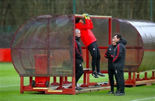 Pobga không tập cùng các cầu thủ MU trước trận chiến gặp Sevilla - 1
Mourinho (ngoài cùng bên trái) và các thành viên ban huấn luyện tới sân tập của MU tại Carrington sớm hơn các cầu thủ để chuẩn bị cho buổi tập