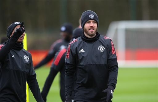 Pobga không tập cùng các cầu thủ MU trước trận chiến gặp Sevilla - 2
Carrick trên sân tập cùng các đồng đội, tiền vệ người Anh chắc chắn sẽ giải nghệ vào cuối mùa giải năm nay, sang năm anh sẽ gia nhập vào ban huấn luyện của MU tham gia công tác đào tạo