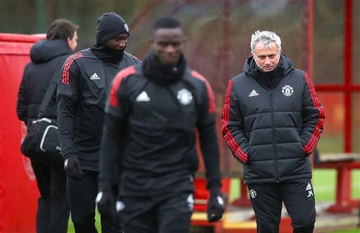 Pobga không tập cùng các cầu thủ MU trước trận chiến gặp Sevilla - 3
Mourinho cùng các học trò trên sân tập tại Carrington, Manchester