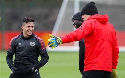 Pobga không tập cùng các cầu thủ MU trước trận chiến gặp Sevilla - 4
Sanchez (trái) cười đùa cùng các đồng đội trên sân tập. Tiền đạo người Chile đang cố gắng hòa nhập với lối chơi chung của MU
