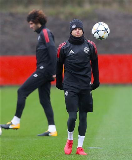 Pobga không tập cùng các cầu thủ MU trước trận chiến gặp Sevilla - 5
Lingard trên sân tập, tiền vệ người Anh mới bị bồ đá và có chút lo ngại chuyện tình cảm sẽ ảnh hưởng tới phong độ của Lingard
