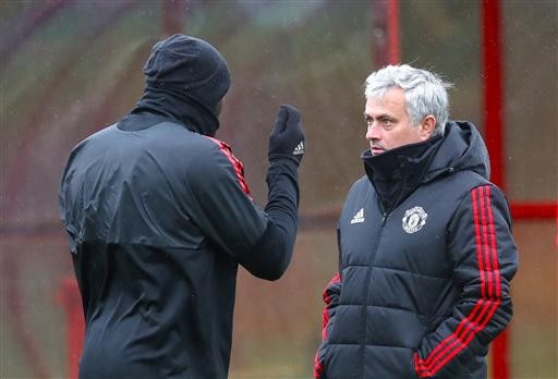 Pobga không tập cùng các cầu thủ MU trước trận chiến gặp Sevilla - 7
Mourinho nói chuyện với Lukaku, tiền đạo người Bỉ rất tôn trọng vị chiến lược gia của đội
