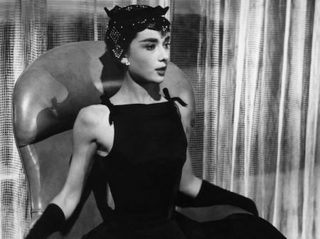 Hubert de Givenchy và cuộc hạnh ngộ diệu kỳ với Audrey Hepburn - 4
Givenchy đã góp công vào các bộ trang phục trong phim Sabrina