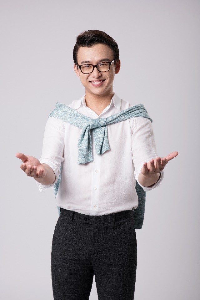 Giải mã sức hút MV “Cùng nhau viết chuyện tương lai” của Karik, Lân Nhã, Quang Bảo - 4 Riêng Quang Bảo, nói về lý do tham gia dự án này, Én bạc 2016 chia sẻ: “Là đàn ông con trai mà tham gia một dự án về sức khỏe phụ nữ, nhiều người hỏi Bảo có ngại không. Bảo thấy không có gì ngại ngần vì phụ nữ là để yêu thương và mình cần lên tiếng để bảo vệ sức khoẻ cho những người mình thương. Và như một câu trong bài hát mà Bảo rất thích “Chờ gì mà không tính?”, Bảo thấy chúng ta cần phải bắt tay vào hành động ngay hôm nay!”