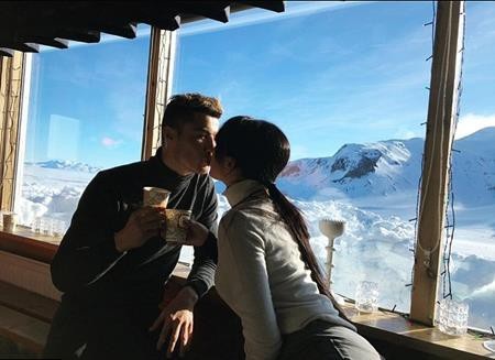Trầm trồ với loạt ảnh tình tứ của C.Ronaldo bên bạn gái xinh đẹp - 4 Georgina Rodriguez và C.Ronaldo khoe nụ hôn ngọt ngào bên tách cà phê