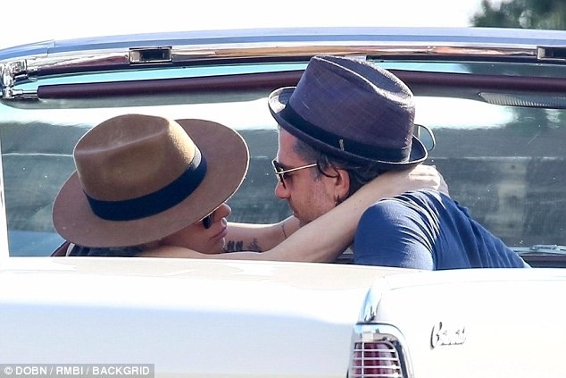 
Lady Gaga và khoảnh khắc ngọt ngào bên bạn trai Christian Carino tại Malibu ngày 13/3 vừa qua
