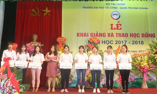 Học bổng giải Golf chắp cánh ước mơ cho hàng ngàn học sinh, sinh viên nghèo vượt khó học giỏi - 1
Nhân dịp khai giảng năm học mới 2017-2018 của Trường ĐH tài chính – Quản trị Kinh doanh, Quỹ Khuyến học Việt Nam đã trao tặng 16 suất học bổng (mỗi suất trị giá 2.500.000 đồng, tổng giá trị học bổng là 40.000.000 đồng) đến 16 em sinh viên nghèo vượt khó học giỏi của trường.