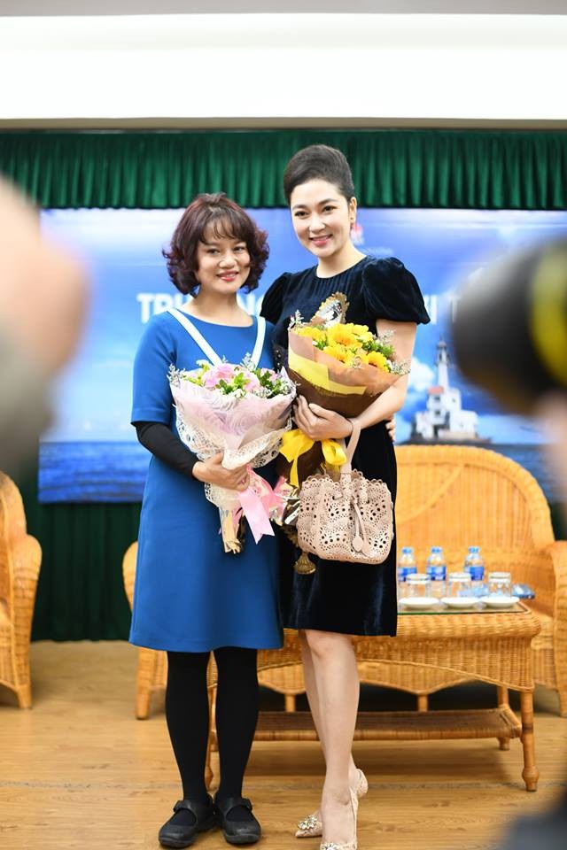Hoa hậu Nguyễn Thị Huyền đẹp không tì vết sau thời gian “ở ẩn” - 4 Nguyễn Thị Huyền với nhà báo Mỹ Trà, tác giả cuốn sách Trường Sa - Nơi ta đến....