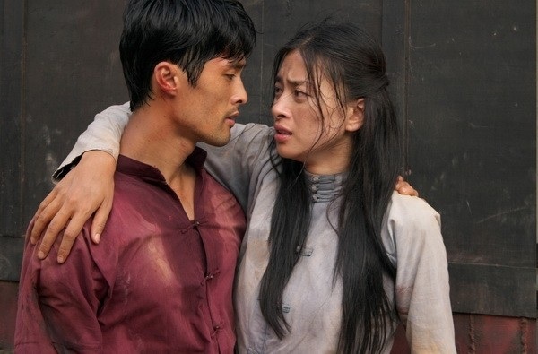 Thanh Hằng - Johnny Trí Nguyễn giờ ra sao sau 10 năm công chiếu "Nụ hôn thần chết" - 9 Bộ phim “Dòng máu anh hùng” kết hợp cùng đả nữ Ngô Thanh Vân đã đưa tên tuổi của Johnny Trí Nguyễn lên hàng ngôi sao trong dòng phim võ thuật hành động.