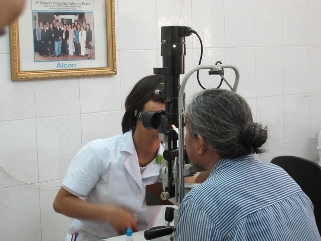 Chuyên gia cảnh báo mù mắt vì lạm dụng "thuốc thần kỳ" - 1 Khám mắt cho bệnh nhân glôcôm tại BV Mắt Trung ương. Ảnh: H.Hải