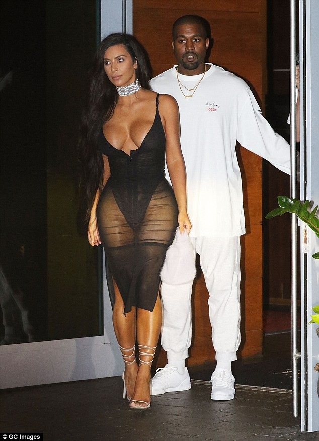 Kim Kardashian: “Tôi và Kanye West là mảnh ghép thích hợp cho nhau” - 2
Kim Kardashian và Kanye West đã ở bên nhau 6 năm và có 3 đứa con chung.