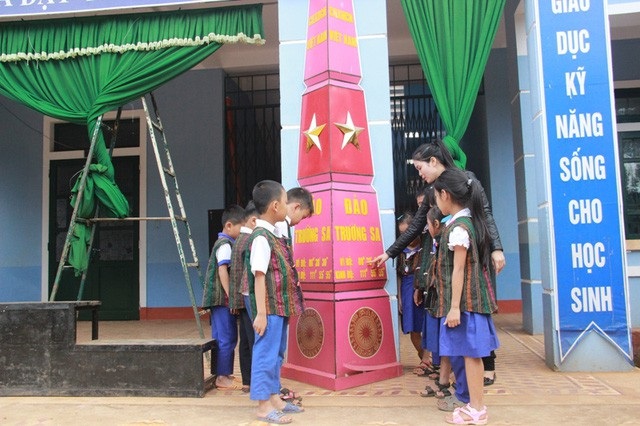 Học sinh tiểu học miền núi tưởng niệm các liệt sĩ hy sinh tại đảo Gạc Ma - 4 Cột cờ chủ quyền được dựng để giáo dục học sinh