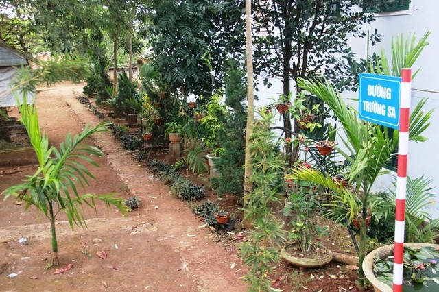 Học sinh tiểu học miền núi tưởng niệm các liệt sĩ hy sinh tại đảo Gạc Ma - 3 Mô hình đường Trường Sa - lấy tên từ quần đảo Trường Sa