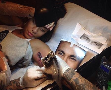 Neymar “quẩy tung trời” trong tiệc sinh nhật của em gái - 5 Rafaella Santos cũng có những hình xăm rất đặc biệt dành cho anh trai