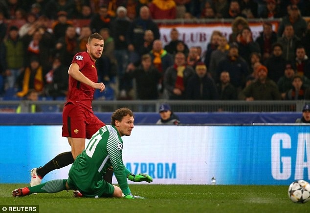 Người cũ của Man City đưa AS Roma vào tứ kết Champions League - 8
Lần đầu tiên kể từ năm 2007, AS Roma mới lại có mặt ở tứ kết Champions League. CLB thủ đô Roma đang chơi hay ở cúp châu Âu năm nay, họ từng đứng đầu ở vòng bảng trên cả Chelsea, Atletico