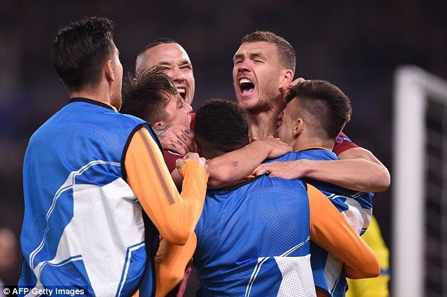 Người cũ của Man City đưa AS Roma vào tứ kết Champions League - 6
Trước đó ở phút 52, Dzeko có pha dứt điểm quyết đoán mang về chiến thắng 1-0 đầy quý giá cho AS Roma