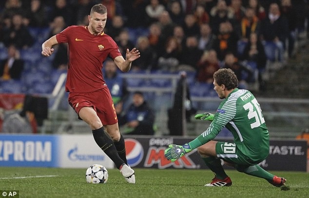 Người cũ của Man City đưa AS Roma vào tứ kết Champions League - 5
Dzeko trong tình huống đối mặt thủ thành Pyatov nhưng anh không thể ghi bàn. Thủ thành Pyatov đã chơi xuất sắc và có nhiều pha cứu thua cho Shakhtar Donestk