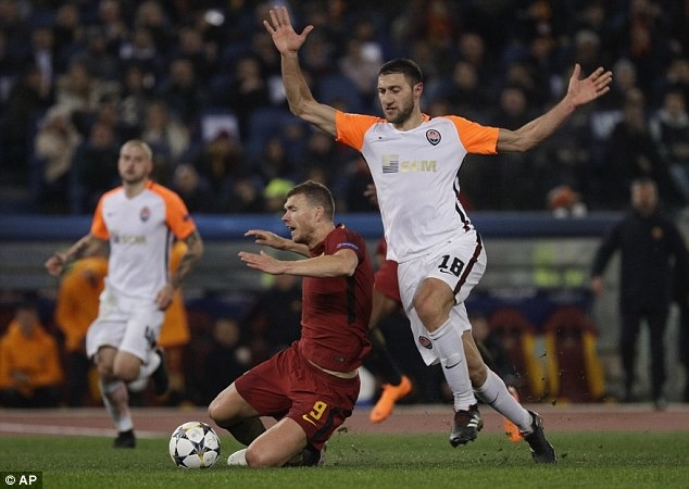 Người cũ của Man City đưa AS Roma vào tứ kết Champions League - 4
Tinh huống Ivan Ordets phạm lỗi với Dzeko trước khi nhận thẻ đỏ. Cầu thủ người Bosnia chơi rất hay và là điểm đến trong các đợt tấn công của AS Roma