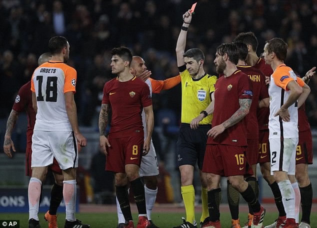Người cũ của Man City đưa AS Roma vào tứ kết Champions League - 3
Ordets (18) nhận thẻ đỏ từ trọng tài Alberto Undiano Mallenco ở đầu hiệp 2. Đó cũng là thời điểm đại diện Ukraine vỡ trận và bị đối thủ dồn ép hoàn toàn