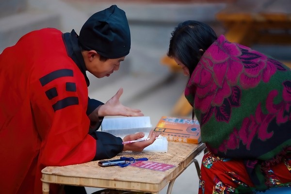 Lời tiên đoán không chính xác của thầy bói đã khiến bà Vương trải qua một năm 2017 khổ sở (Ảnh minh họa)