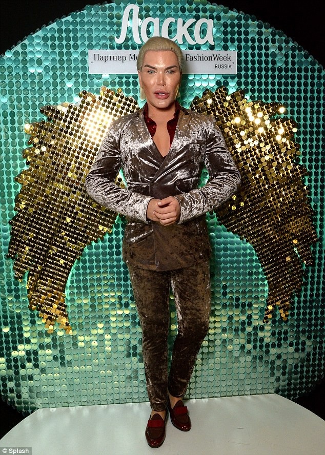 "Búp bê Ken" sành điệu tại Nga - 1
Rodrigo Alves sành điệu dự tuần lễ thời trang Nga đang diễn ra sôi động tại Matxocova