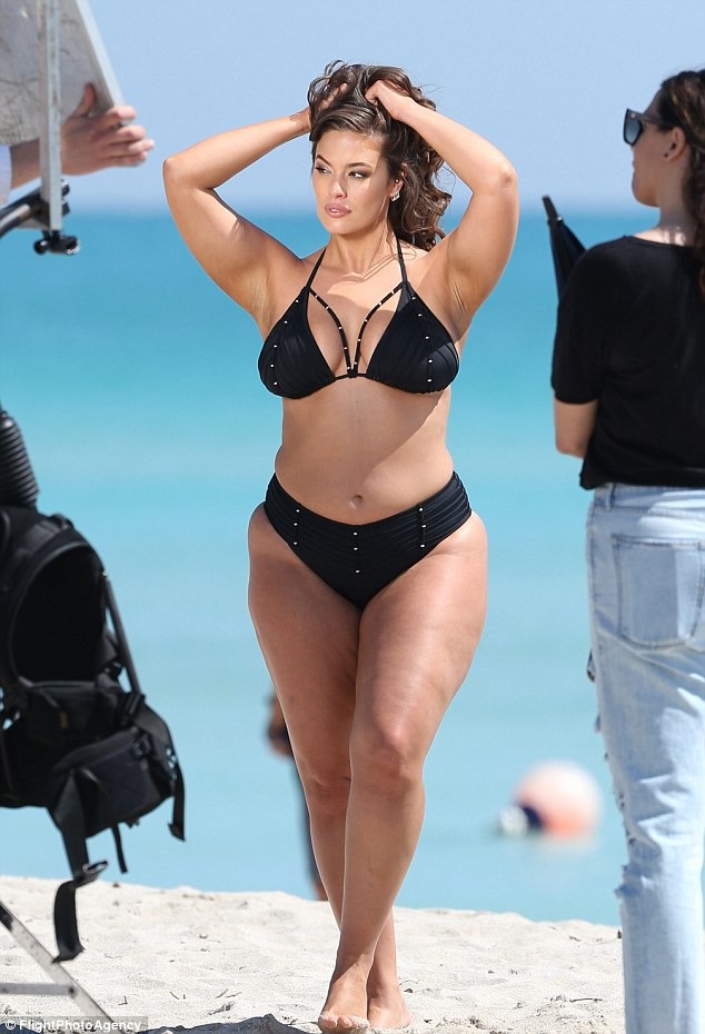Người mẫu ngoại cỡ sexy với áo tắm - 1
Ashley Graham có buổi chụp hình trên bãi biển Miami ngày 14/3 vừa qua