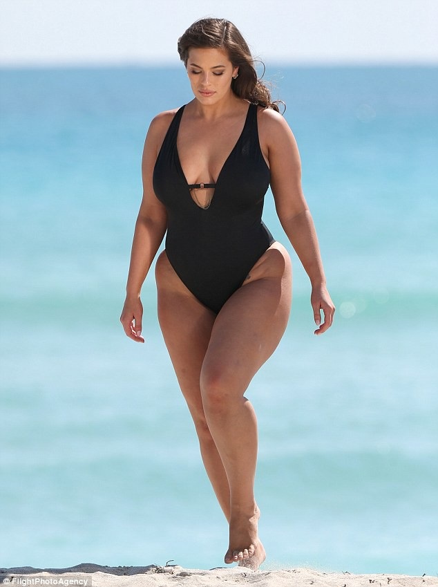 Người mẫu ngoại cỡ sexy với áo tắm - 4
Ashley Graham hiện là người mẫu đình đám nước Mỹ dù không sở hữu vóc dáng thanh mảnh