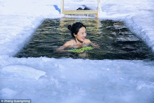 “Mỹ nhân không tuổi” táo bạo diện bikini giữa tiết trời giá lạnh -40 độ C - 4 Cô giữ thói quen bơi trong nước lạnh từ hàng chục năm nay