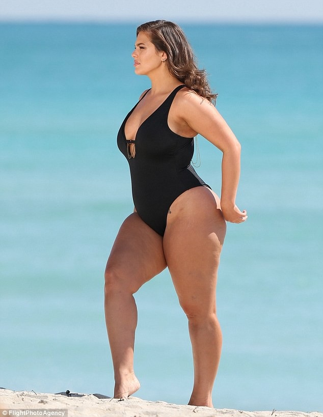 Người mẫu ngoại cỡ sexy với áo tắm - 6
Ashley Graham chia sẻ khi khởi nghiệp người mẫu cô đã nặng ký và thường xuyên bị chê xấu, chê béo