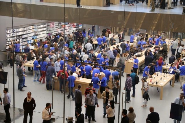 Apple ngày càng mất điểm - 1
Apple Store chật cứng người nên đã khiến dịch vụ trở nên kém đi.