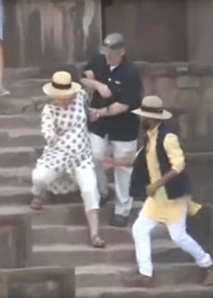 Cựu Ngoại trưởng Hillary Clinton liên tiếp vấp ngã khi thăm Ấn Độ - 1 Bà Clinton trượt chân ngã khi tới thăm cung điện ở Ấn Độ (Ảnh: Dailymail)