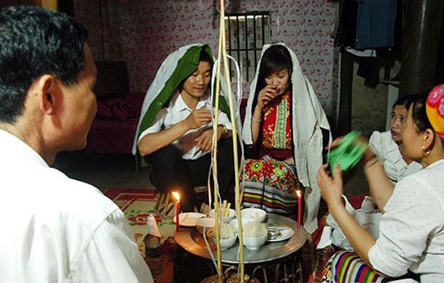 Trộm vợ - hôn nhân "đi tắt" kỳ lạ ở miền Tây xứ Nghệ - 1 Đám cưới của một đôi trai gái Thái ở Quỳ Hợp, Nghệ An. Dù bị trộm nhưng cuộc hôn nhân sẽ được xác lập bằng nghi thức đầu tiên là ăn chung mâm, uống chung bình rượu cần trong lễ cúng ma nhà chàng trai (Ảnh Thái Tâm)